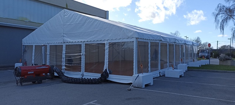 Montage d'une tente réception de 150 m² pour le championnat de France d'escalade