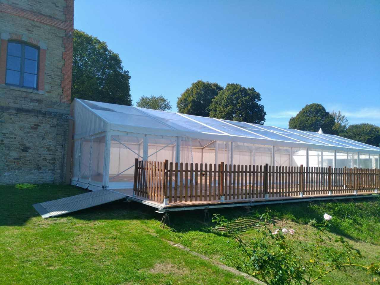 tente transparente avec terrasse